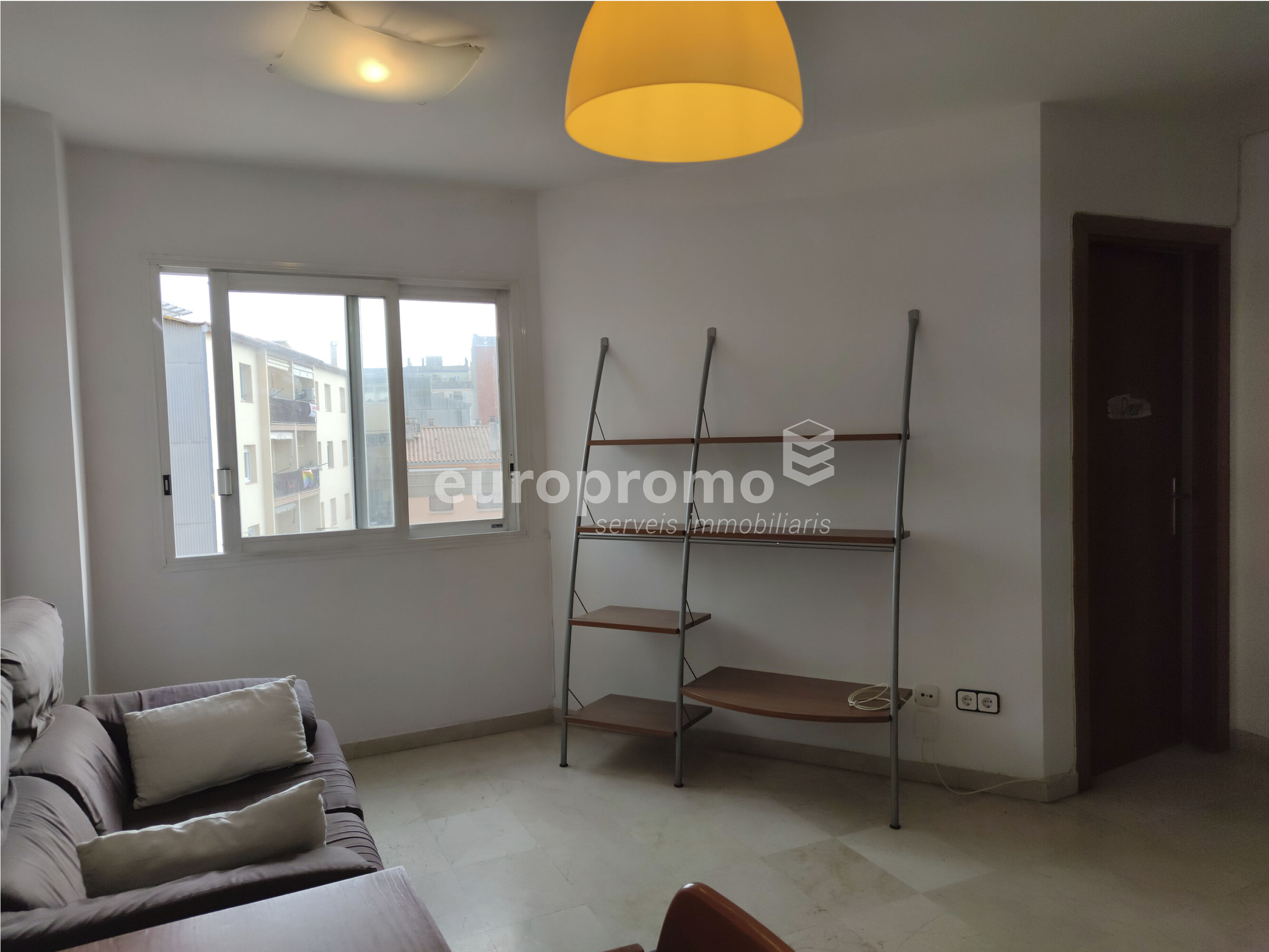 Pis acollidor d'una habitació amb despatx al centre de Girona!